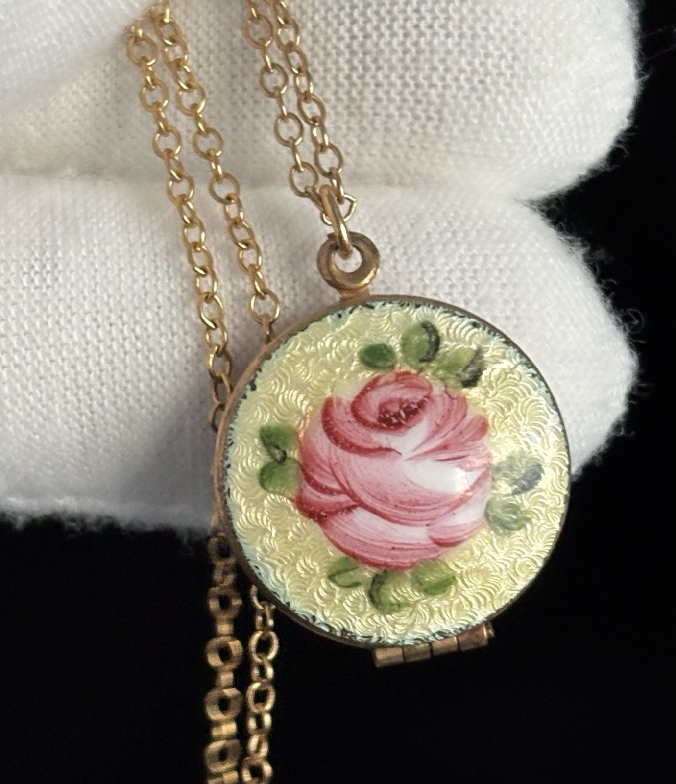 GOLD FILLED FRENCH ENAMEL ROUND LOCKET ROSE 18” NECKLACE 6.10 GRAMS VINTAGE