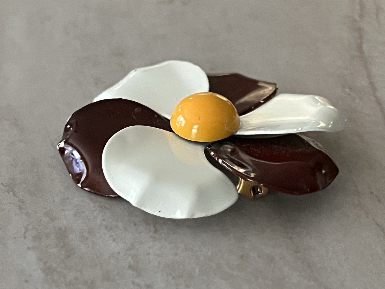 VTG 60’s White & Brown Enamel Yellow Center Daisy Flower Pinwheel Brooch Pin