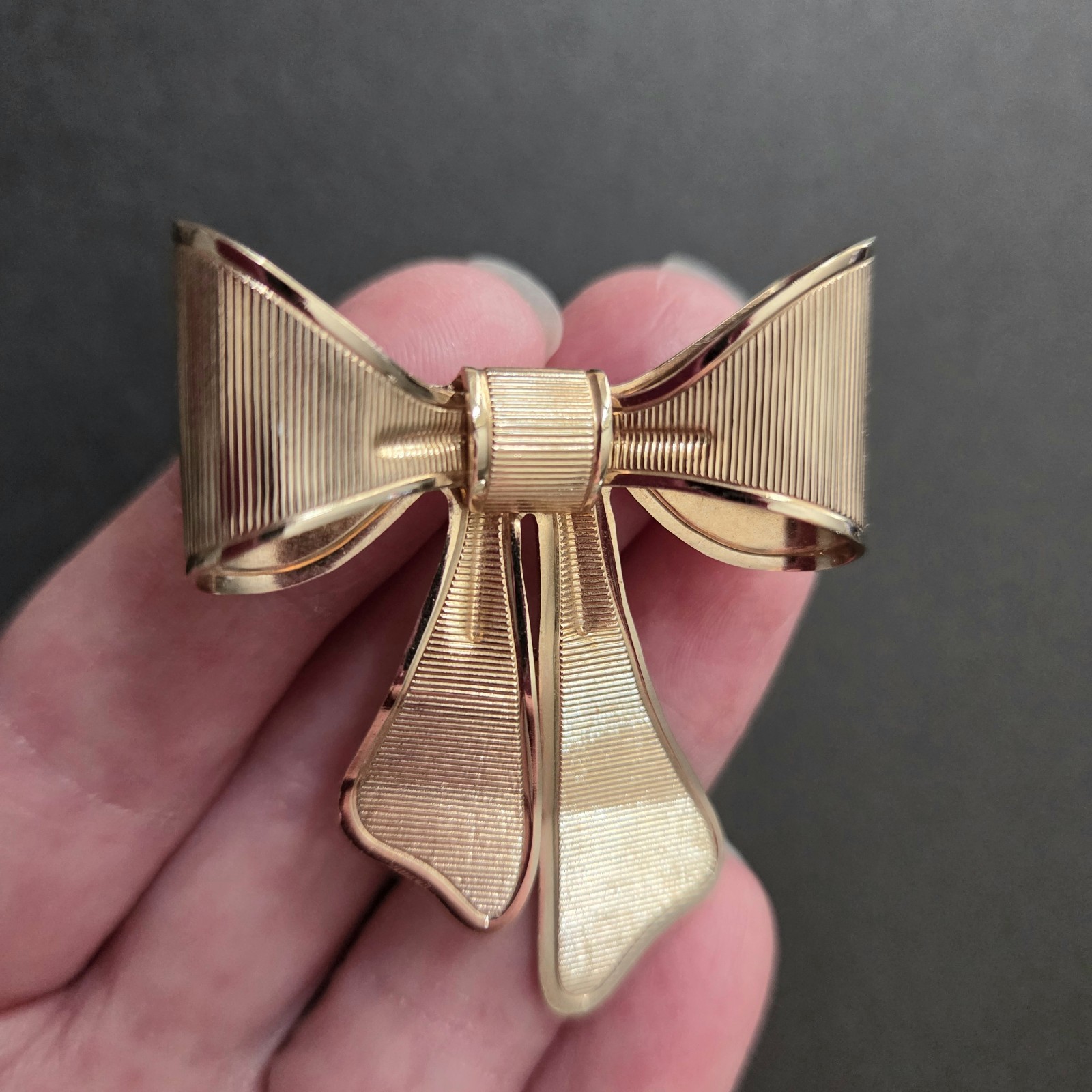 Avon Ribbon Bow Brooch Pin Gold Tone Classic 1980s