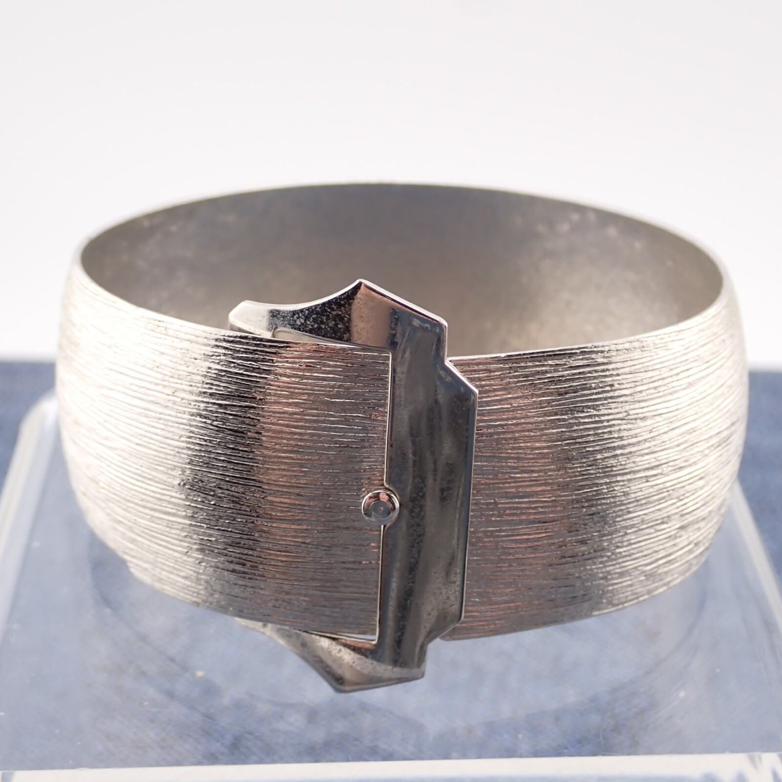 Vintage Brushed Silver Tone 1″ Wide Wrap Tension Close 7″ Belt Bracelet