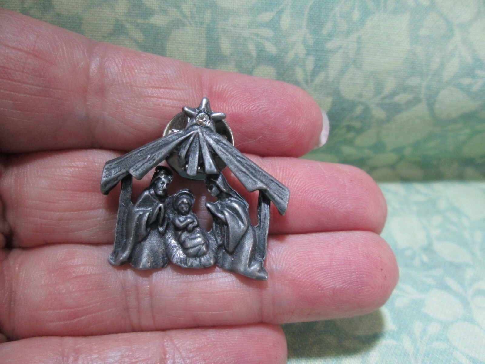 Nativity Lapel Pin Pewter Etched Look Baby Jesus Mary Joseph Christmas / Q