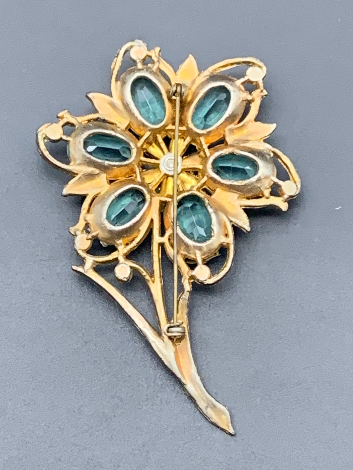 Vintage 1930s-1950s Large Gold Tone Flower Brooch (L628)
