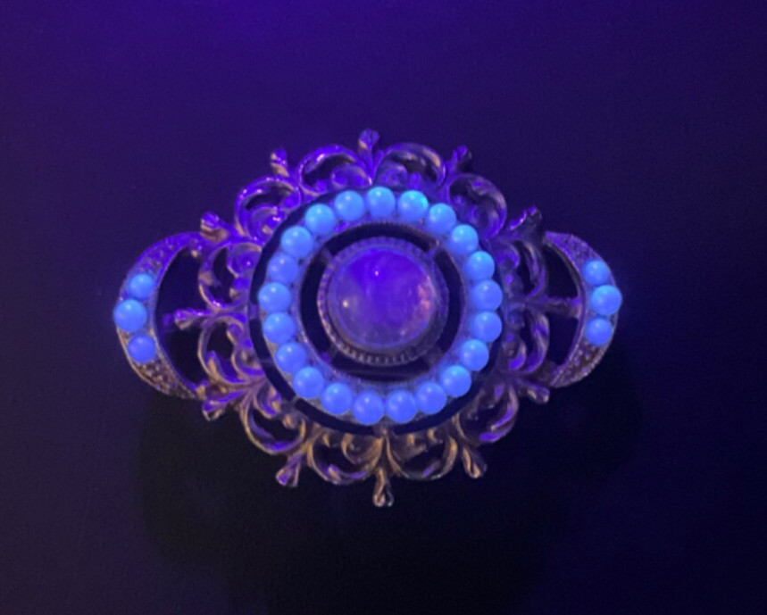 Vintage Gold Tone Faux Pearl Opal Design Brooch Unsigned approximately 2 inches