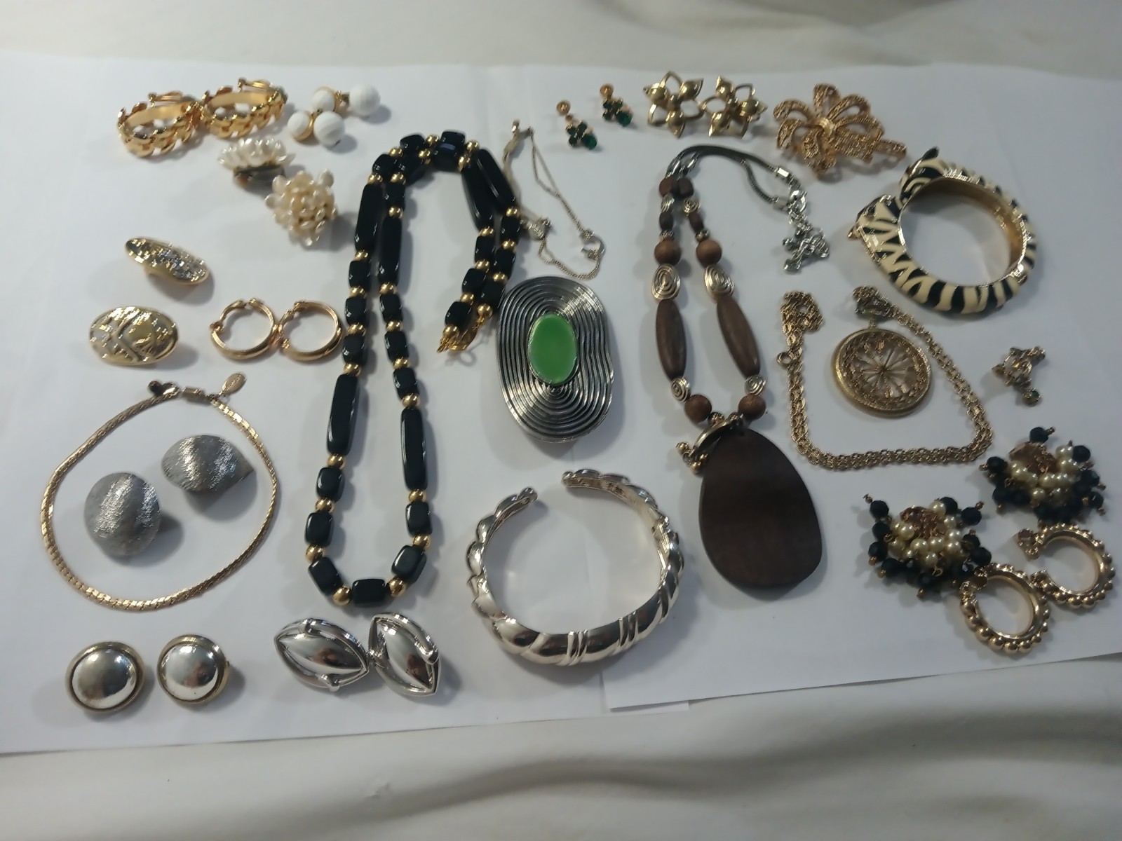 Vintage Mostly Signed Costume Jewelry Lot Necklaces, Bracelets, Earrings, Brooch