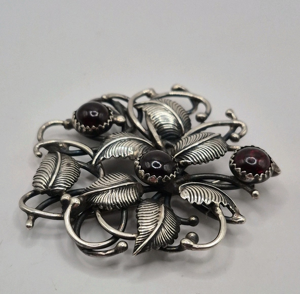Vintage Sterling Silver 925 Leaf Nature Dark Red Garnet Cabs Filigree Pin Brooch
