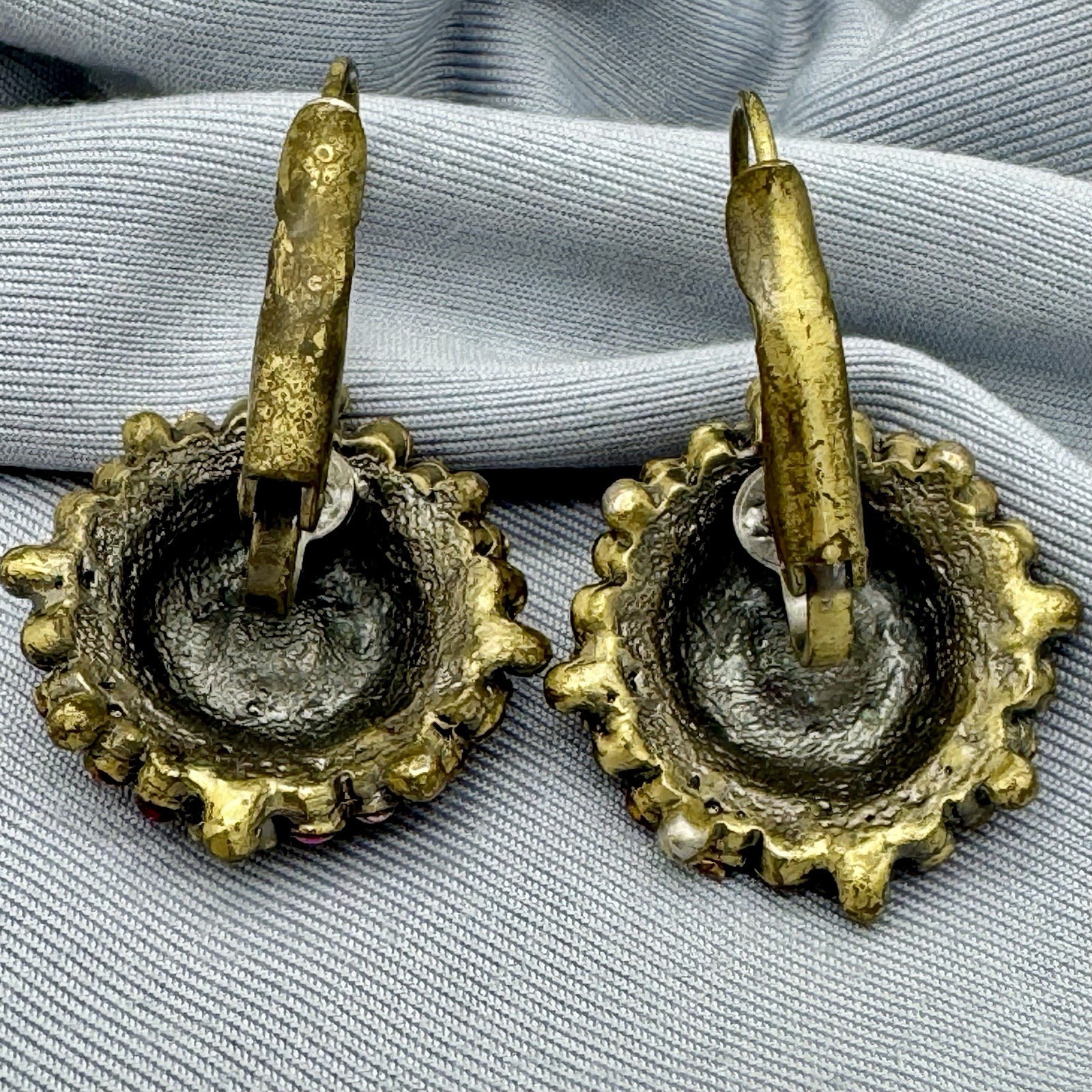 VTG Bronze Crystal Rhinestone Pierced Hinge Back Earrings Lt Rose Fuchsia Red