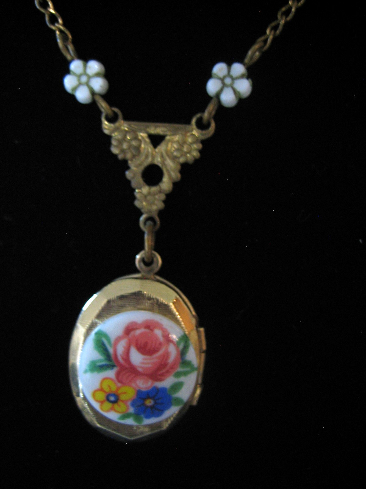 Vintage Gold Tone Floral Porcelain Photo Locket Pendant Chain Necklace