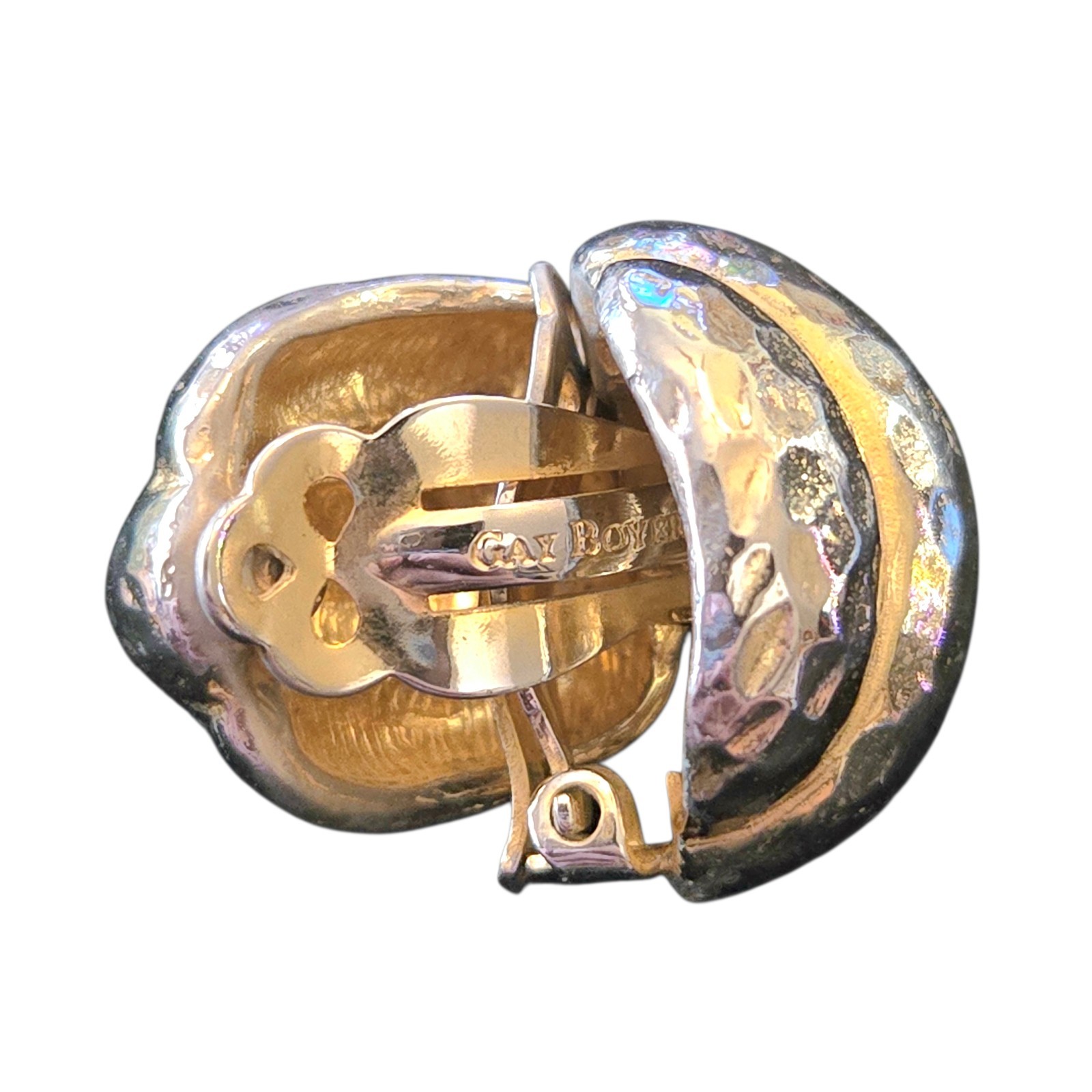 Gay Boyer Signed VTG 1980s Hammered Domed Gold Tone Clip On Earrings 0.75″X0.75″