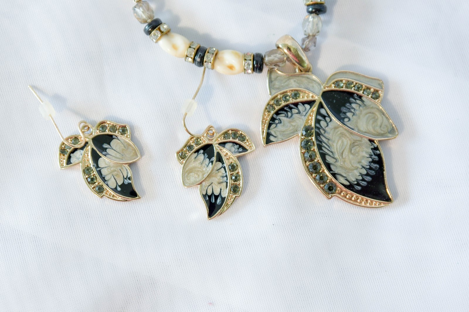 Vintage Kenneth Cole enamel feather shape pendant necklace w/matching earrings