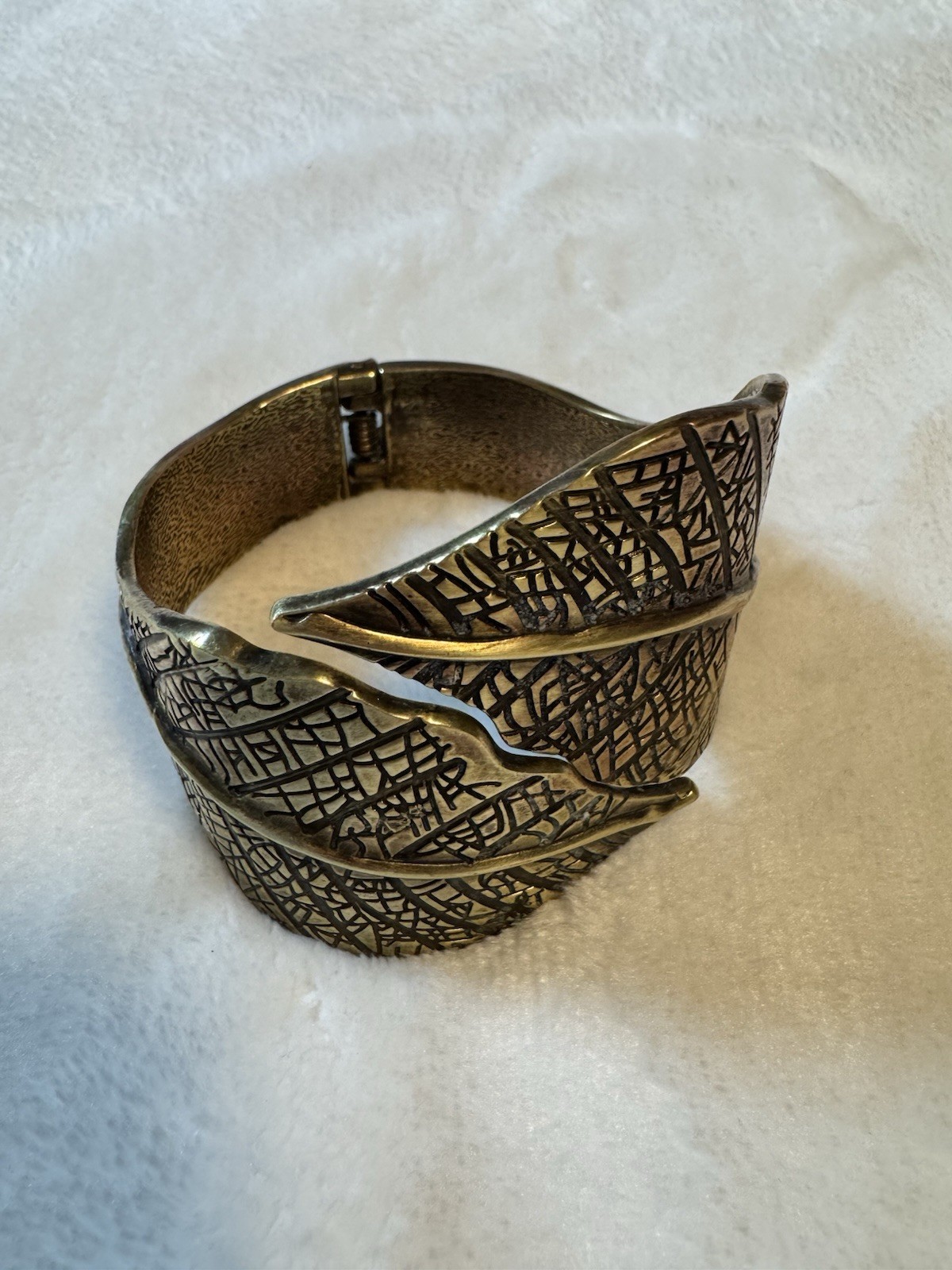 Vintage leaf Cuff Bracelet With A Hinge Opening For Easy Style