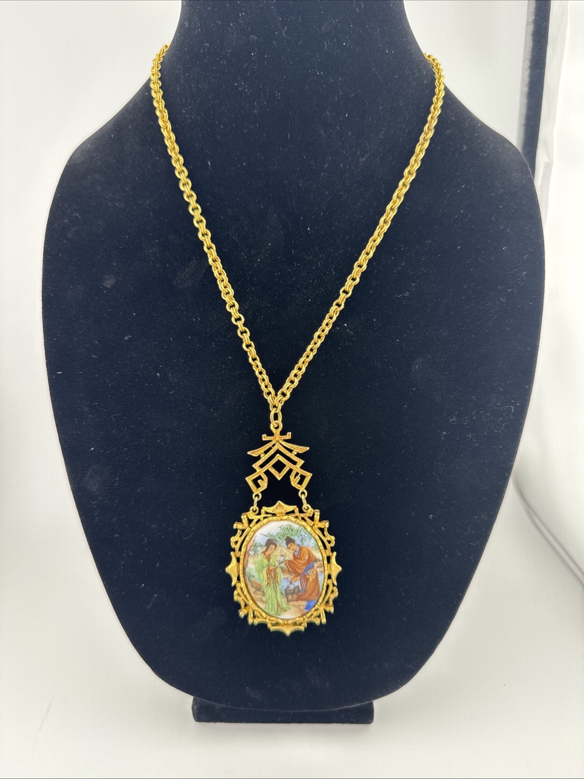 Beautiful Vintage Mode Art Asian Themed Necklace