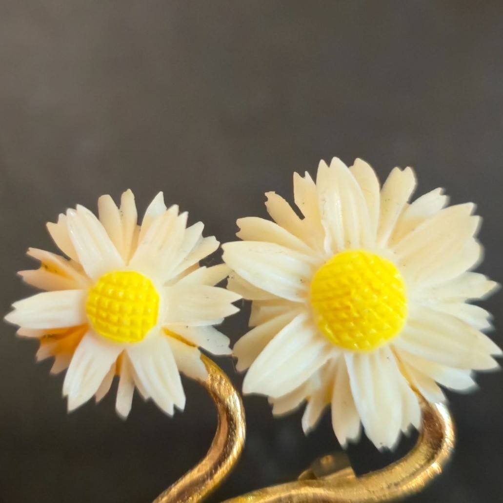 Vintage Daisy Flower Brooch 1960s Mod Plastic floral on metal stem Retro Jewelry
