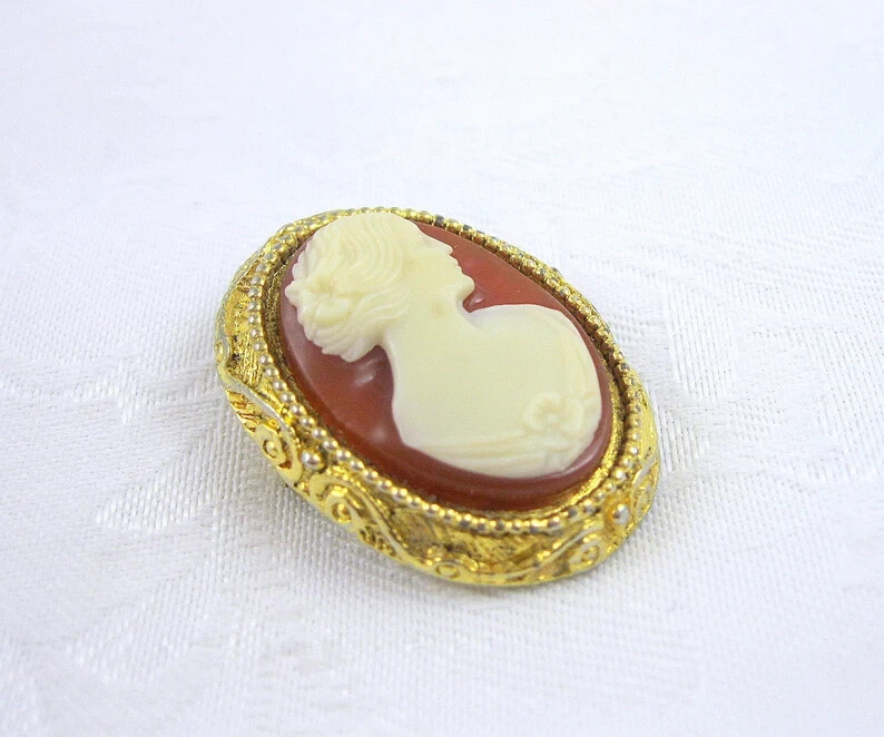 Vintage Cameo Brooch Off White Brown Goldtone