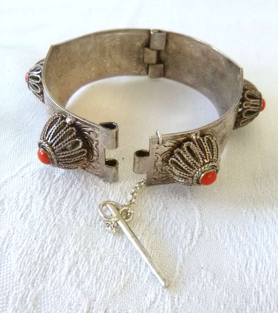 Vtg 800 Silver Ethnic Bracelet Etched Design Red Coral Pin-Pull Clasp 7.25″