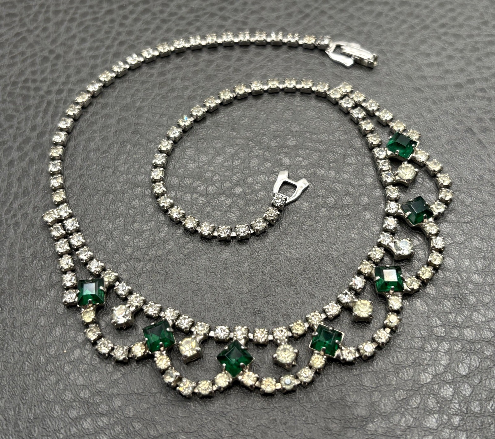 Vintage Art Deco Green Faux Emerald Crystal Rhinestone Bib Necklace Scalloped