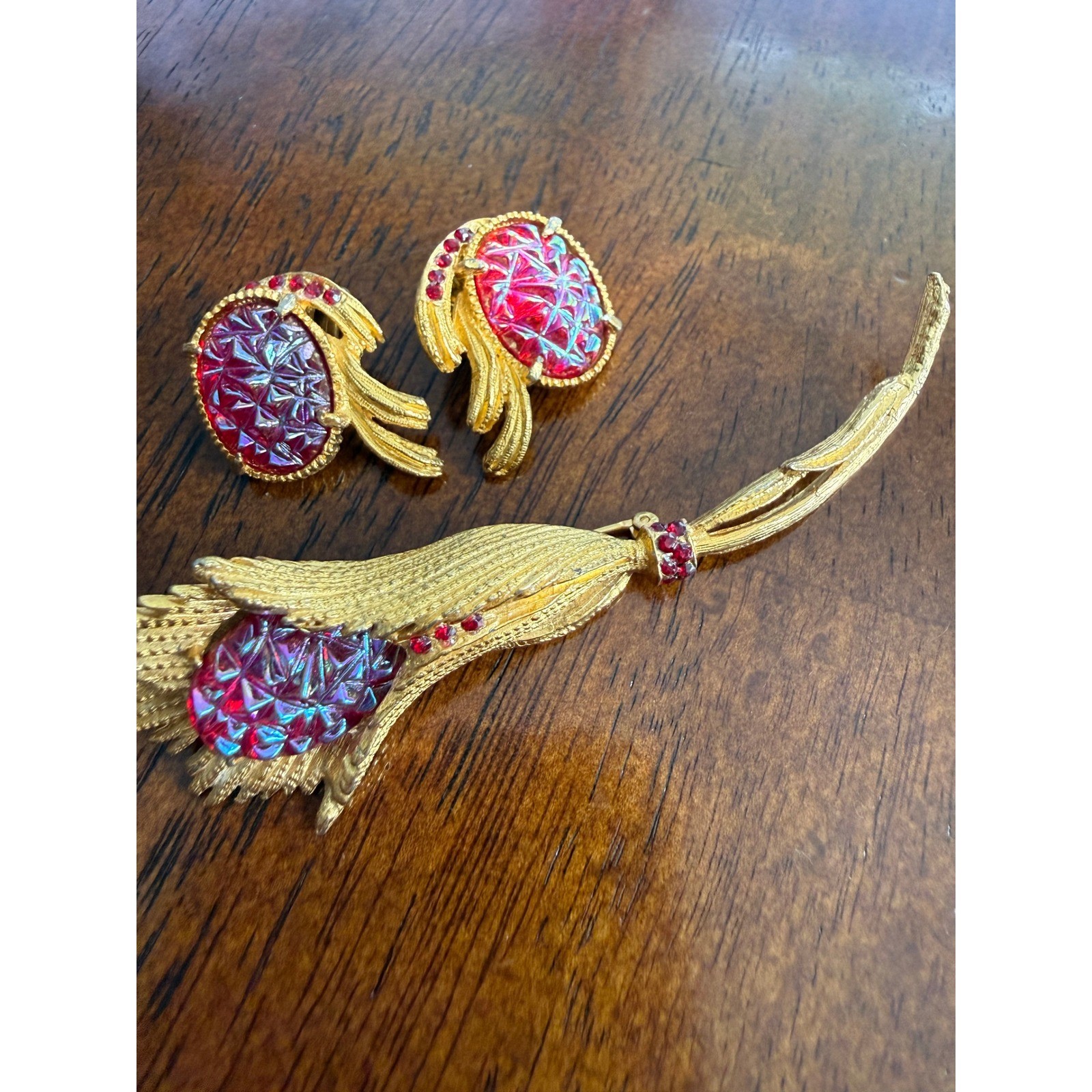 Vintage Gold Tone Iridescent Red Glass Brooch and Clip On Earrings Jewelry Set