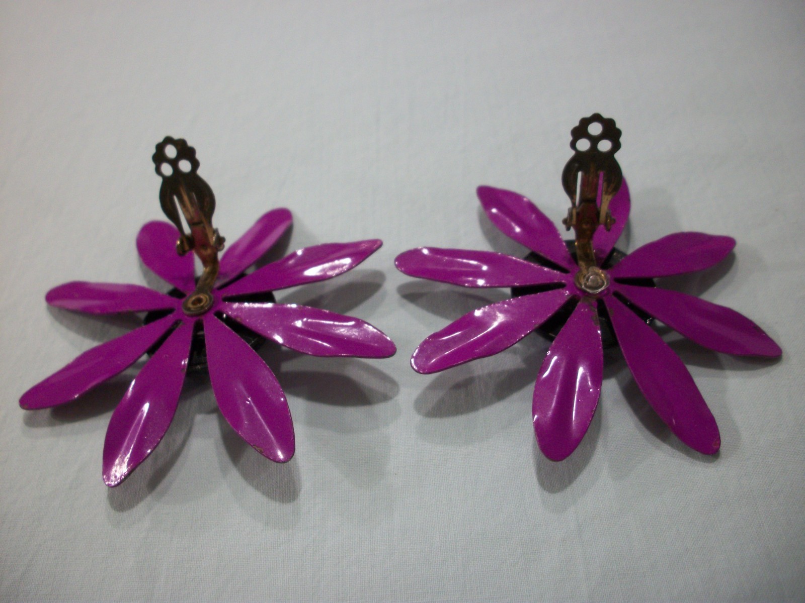VTG MeTaL ENaMeL ***HUGE EYE POPPiNG PURPLE/BLACK/POLKA DOT*** DAiSy EaRRiNgS