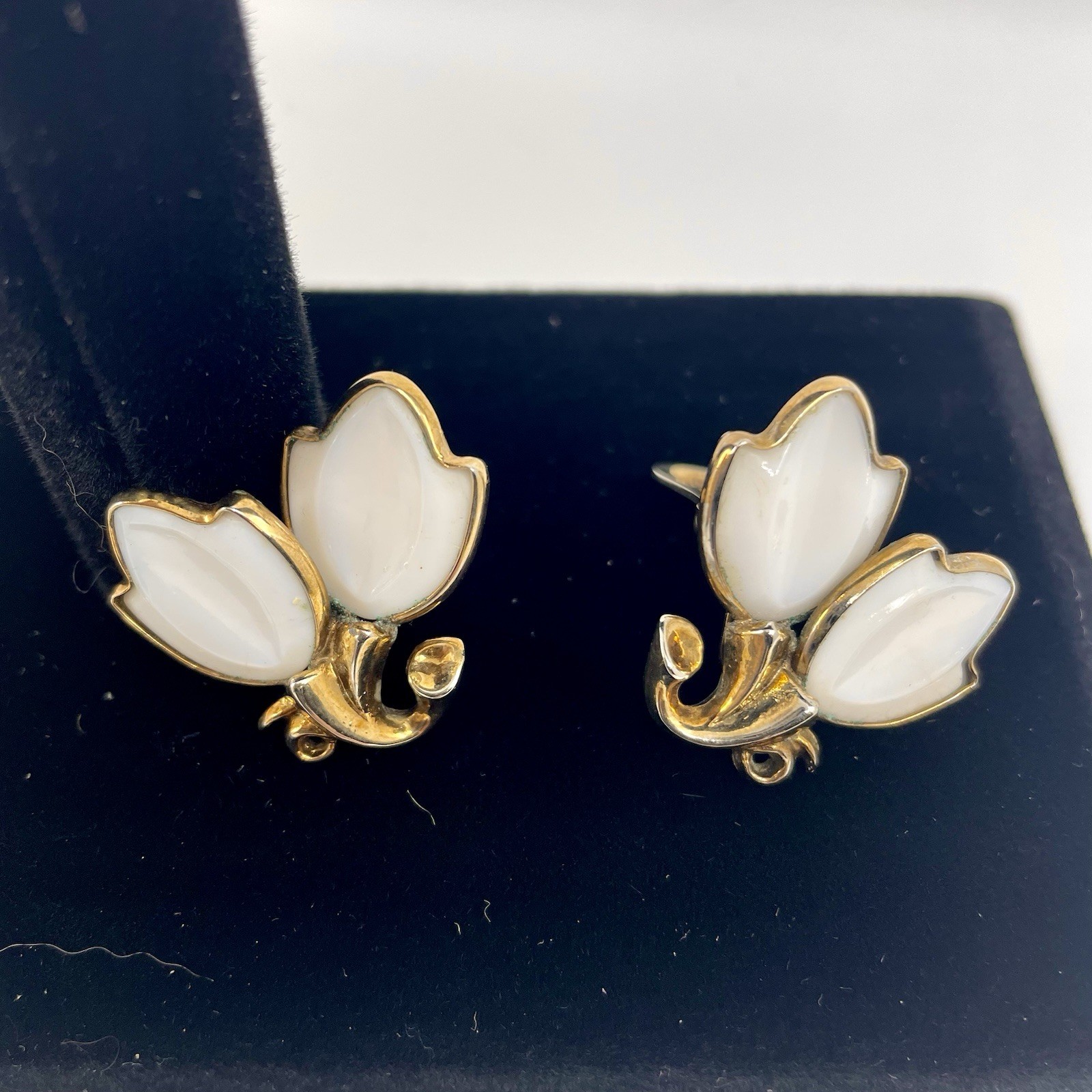 Vintage Crown Trifari Pat Pend Milk Glass Floral Bracelet Clip On Earrings Set