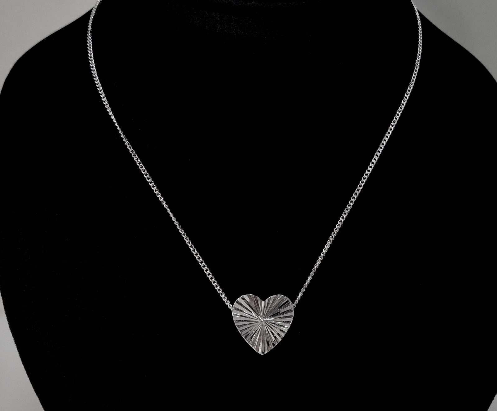 RARE Vintage signed SARAH COVENTRY Diamond Cut Heart Silvertone Pendant Necklace