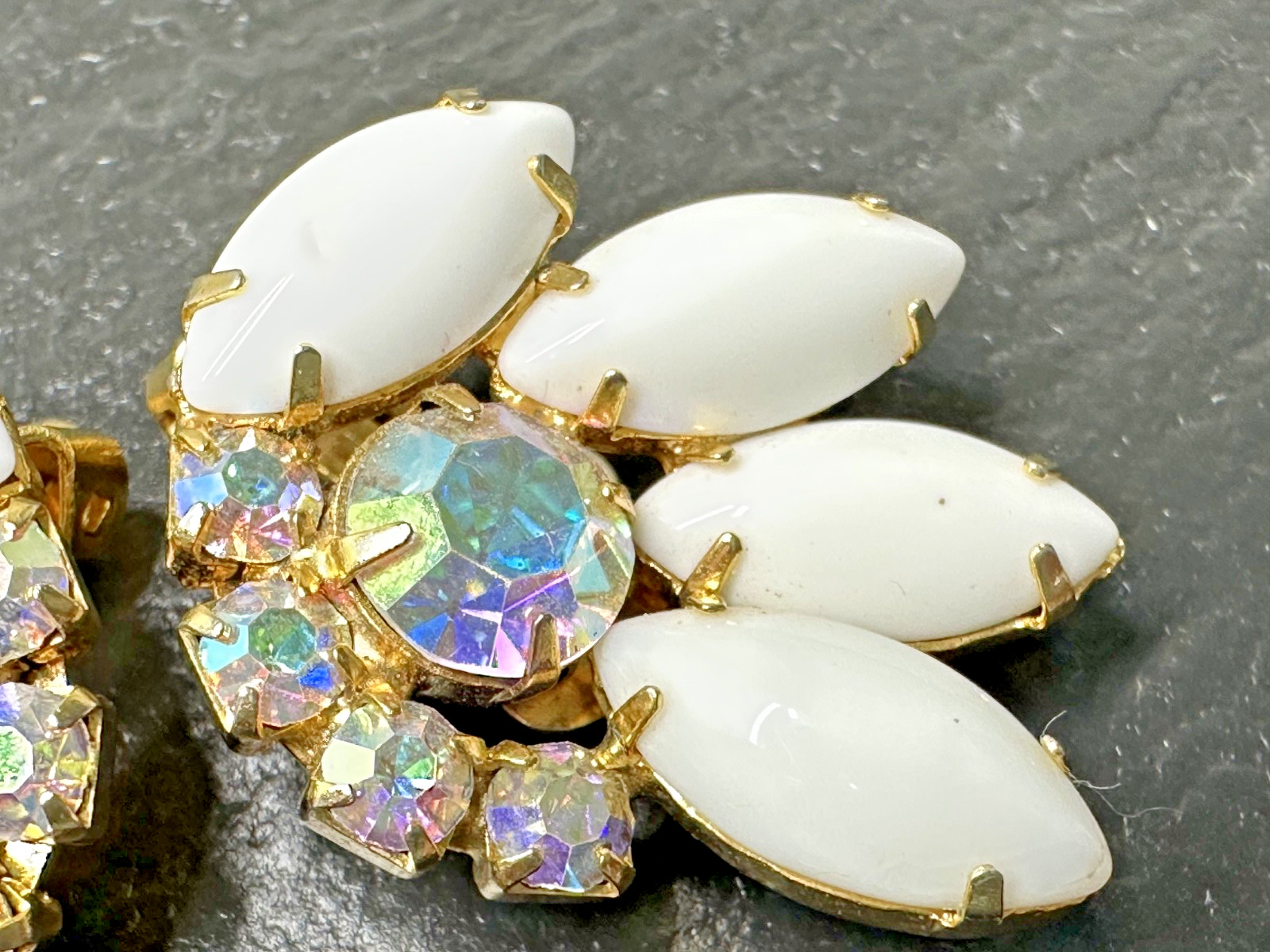 FIVE PAIR OF VINTAGE CLIP EARRINGS, DIFFERENT STYLES N12