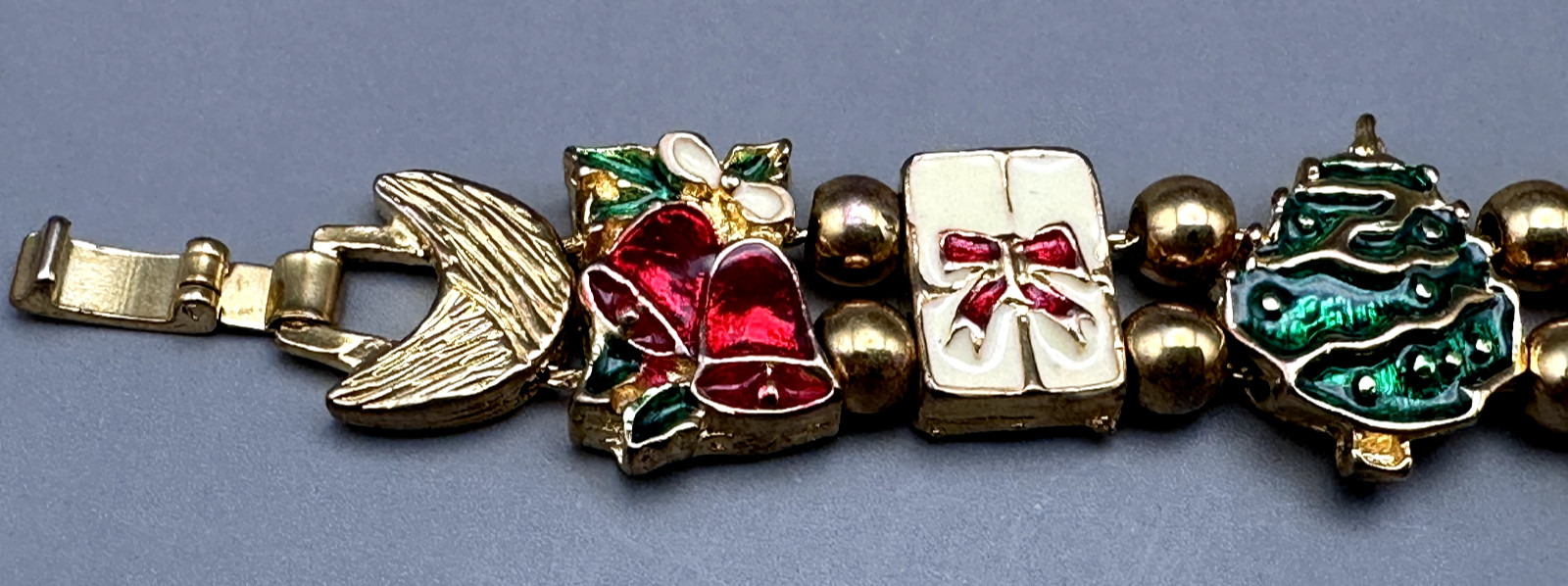 VINTAGE GOLD TONE, RED, WHITE, GREEN CHRISTMAS THEME BRACELET B6