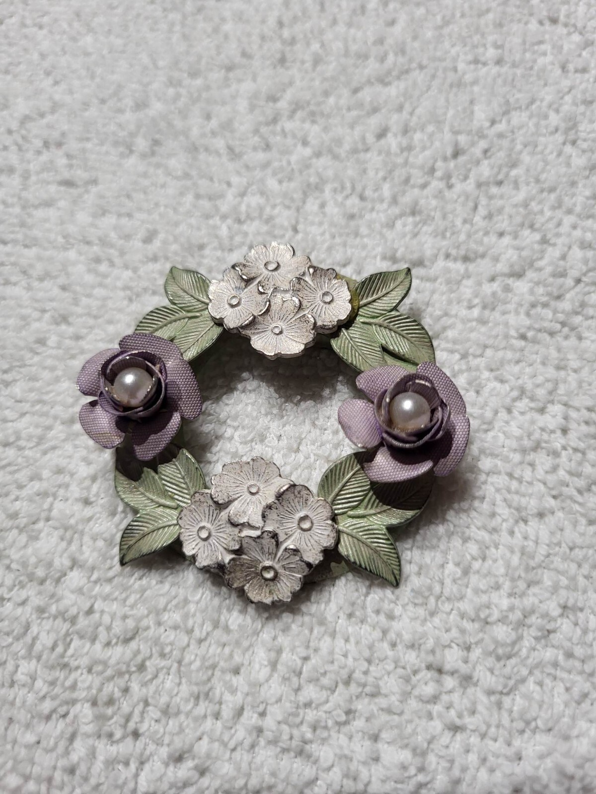 Vtg Metal Brooch Pin w/ Green White Purple Flowers & Faux Pearl Wreath leaf