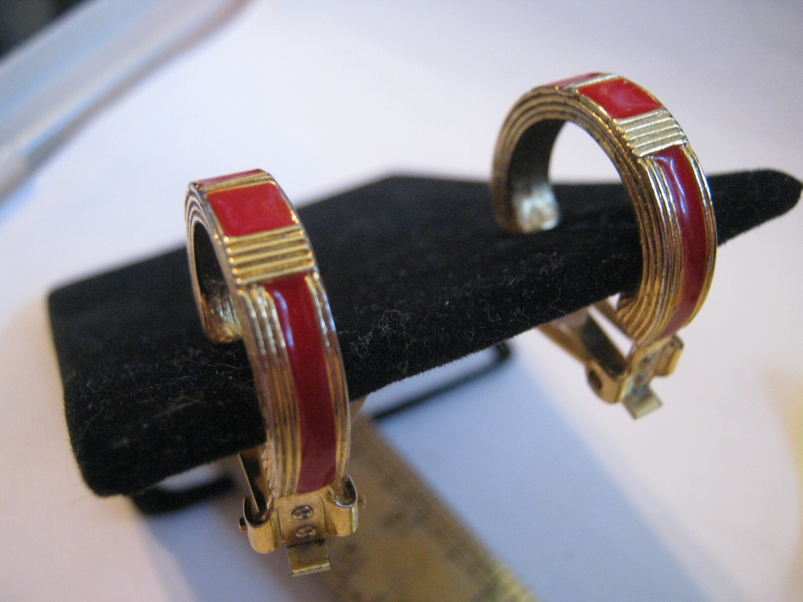 ORENA Paris (1977-2005) Golden Hoops w/ Red Enamel Panels 1″ Clip-On Earrings