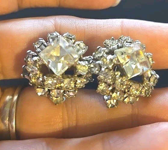 Vintage Fashion Earrings Prong Set Clear Rhinestone Silver Tone Square Shape 1″