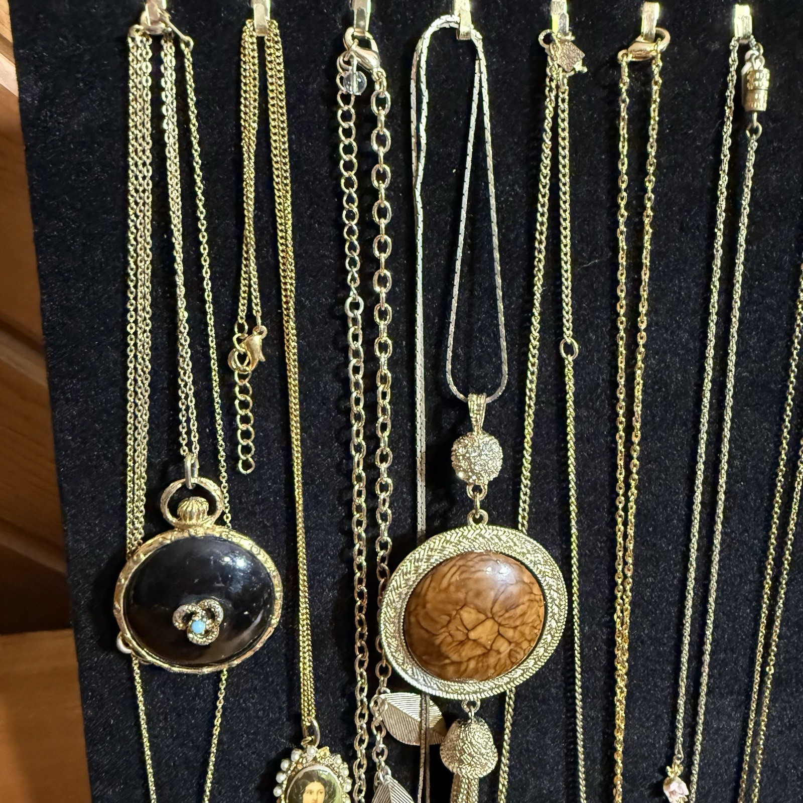 107PC LOT VTG-MODERN JEWELRY L GOLD TONE FEW SIGNED DARIA/GAY BOYER/ETC WEARABLE