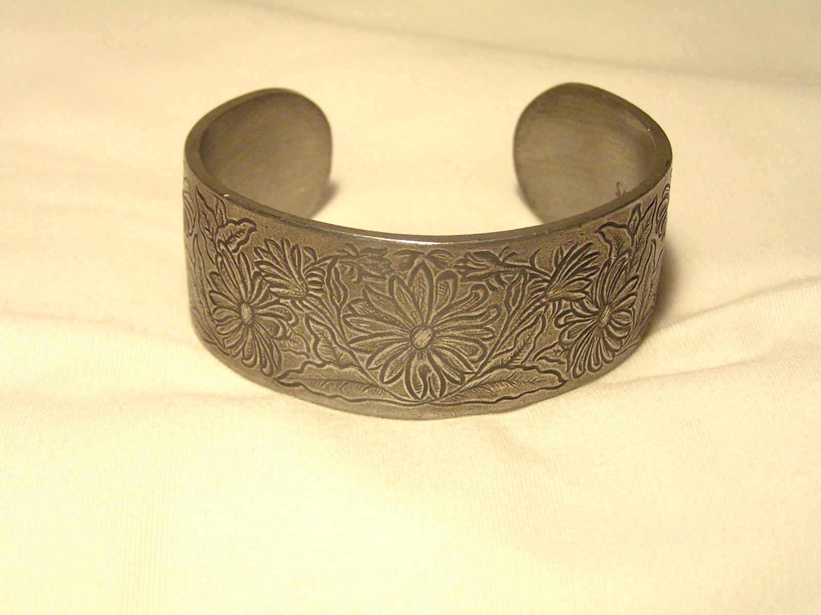 …Vintage SALISBURY Pewter April Flowers & Leaves Cuff Bracelet…