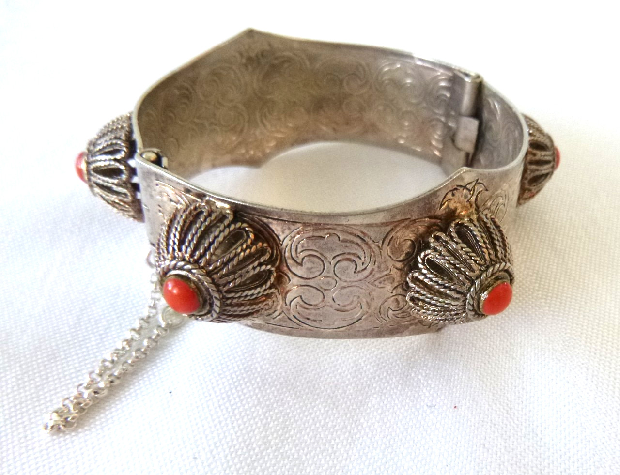 Vtg 800 Silver Ethnic Bracelet Etched Design Red Coral Pin-Pull Clasp 7.25″