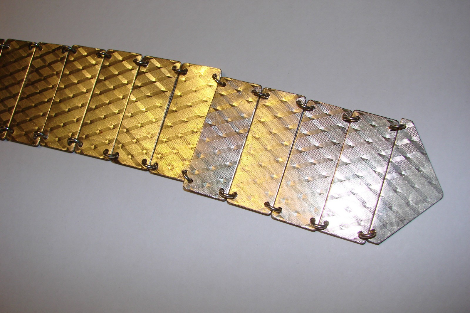 VINTAGE FUN MOD MID CENTURY GOLD ALUMINUM DISCO NECK TIE NECKLACE HONG KONG