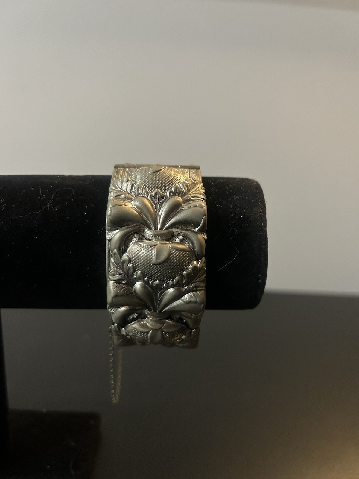Vintage Silver Tone Floral Metal Bangle Bracelet Flowers & Plants Theme