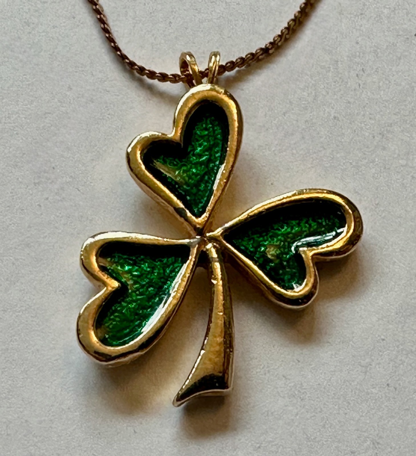 VINTAGE SHAMROCK GREEN ENAMEL GOLD TONE PENDANT 1 1/4 NECKLACE 20 TO 30″ BRASS