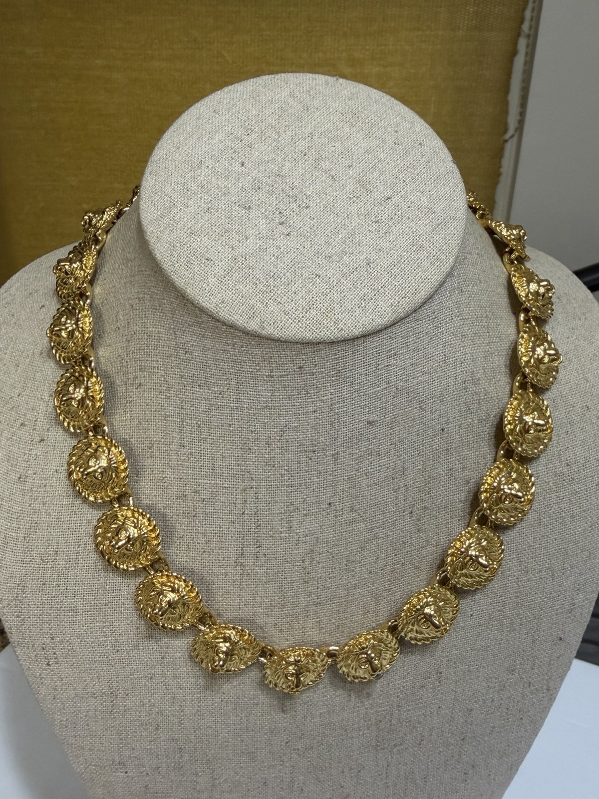 VTG AUTH ANNE KLEIN GOLD LION HEADS HEAVY CHAIN TOGGLE CLOSURE NECKLACE