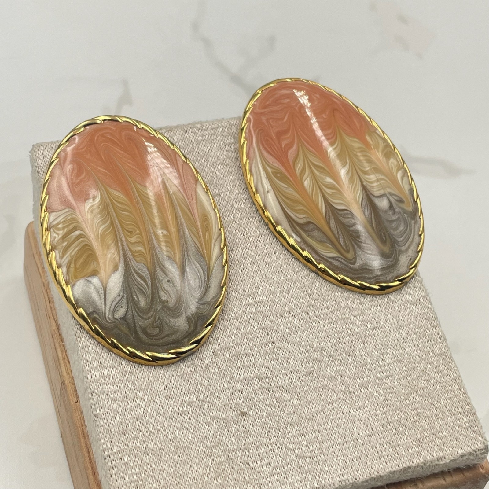 Vintage VTG Swirl Enamel Gold Tone Clip-On Earrings Peach Brown Cream Oval