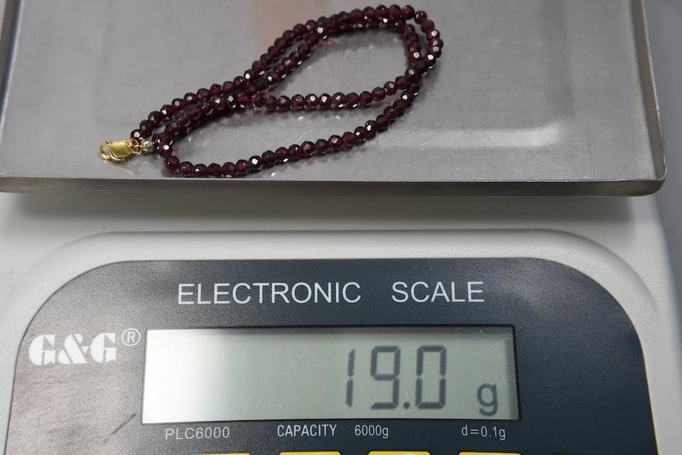 Garnet necklace with gold-plated 925 silver clasps. L -45 cm