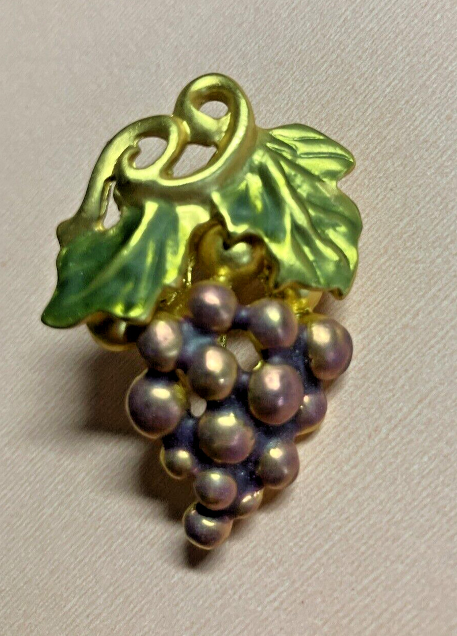 BEAUTIFUL VINTAGE GOLD TONE PURPLE GRAPES CLUSTER GREEN LEAVES BROOCH PIN