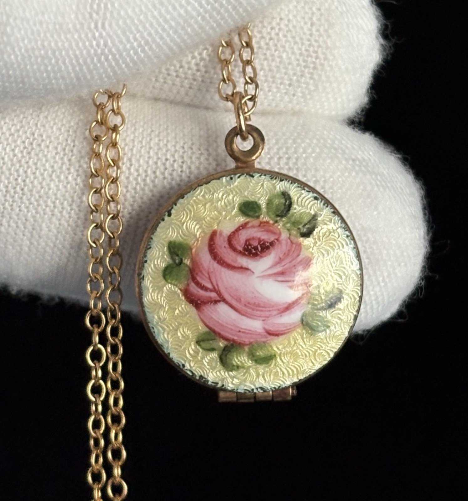 GOLD FILLED FRENCH ENAMEL ROUND LOCKET ROSE 18” NECKLACE 6.10 GRAMS VINTAGE