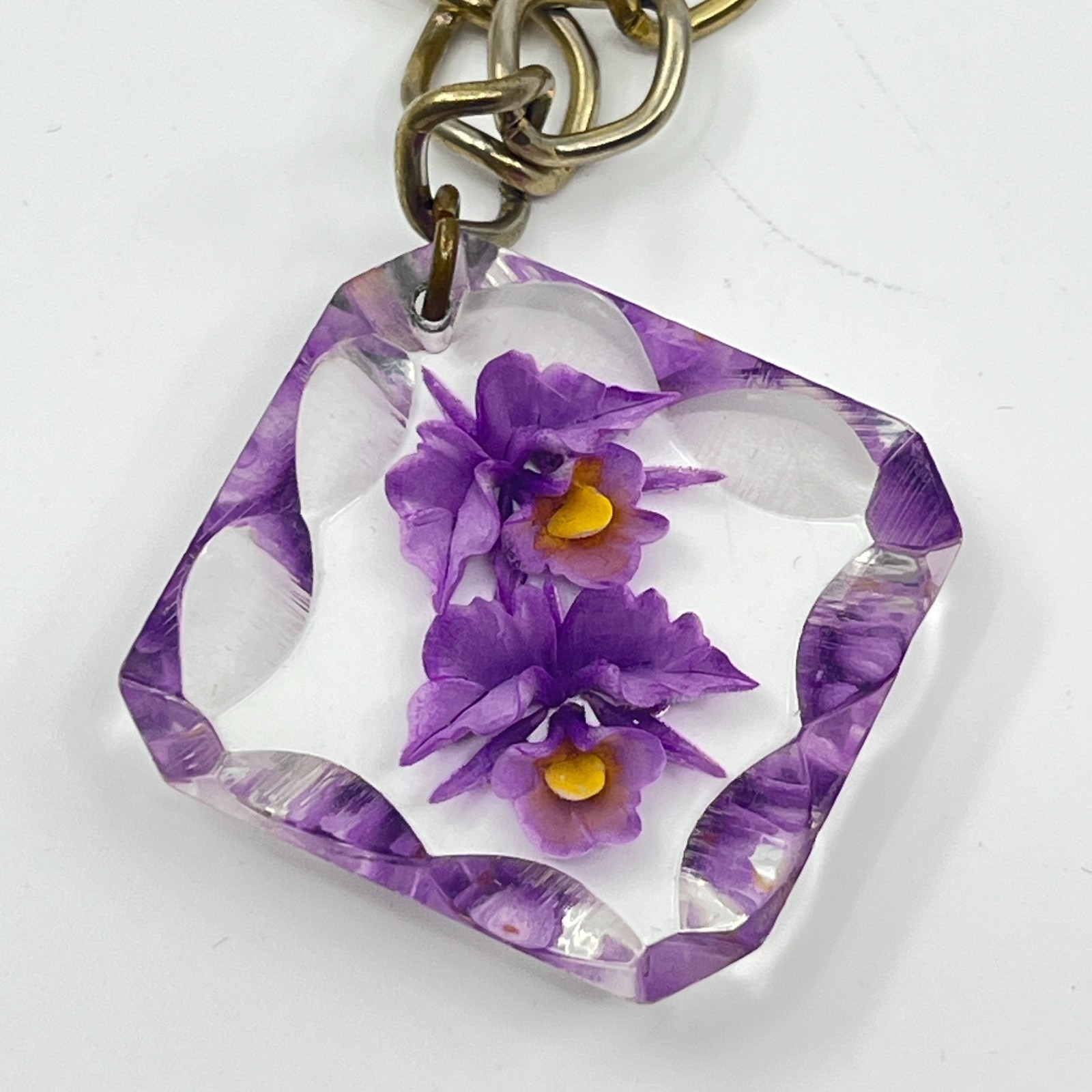 VTG Gold Tone Pressed Purple Orchid Resin Diamond Cut Pendant Link Bracelet