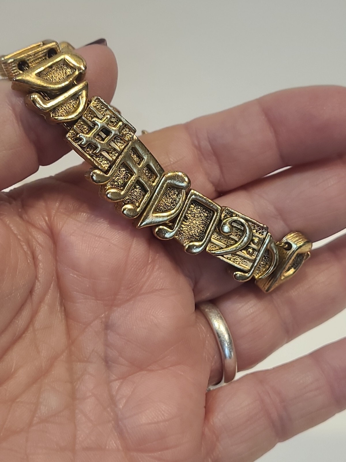 Musical Slider Charm Bracelet Vintage TOFA 1995 BG Signed Gold Tone Treble Notes