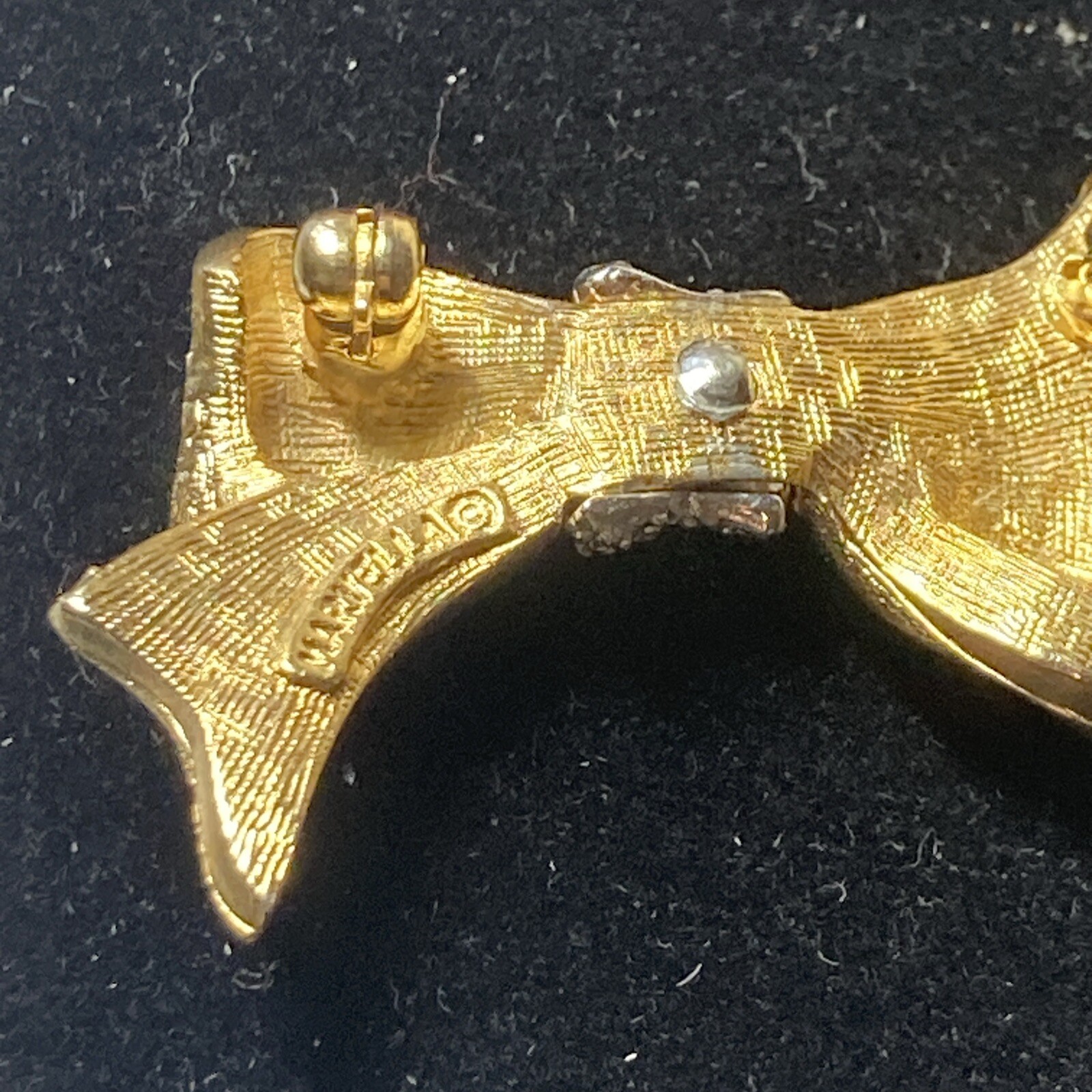 SIGNED MARVELLA Brooch Pin Clear Glass Rhinestones RARE 1.53″ w Pettit Gold tone