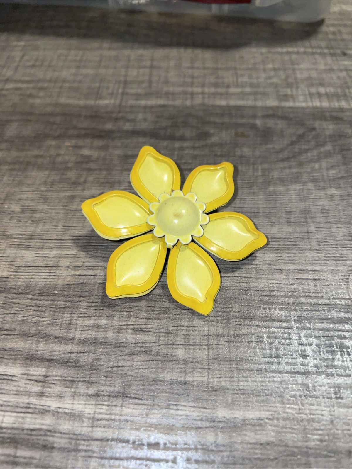 Vintage Floral Brooch Pin Yellow And Green Enamal Beautiful! VTG.