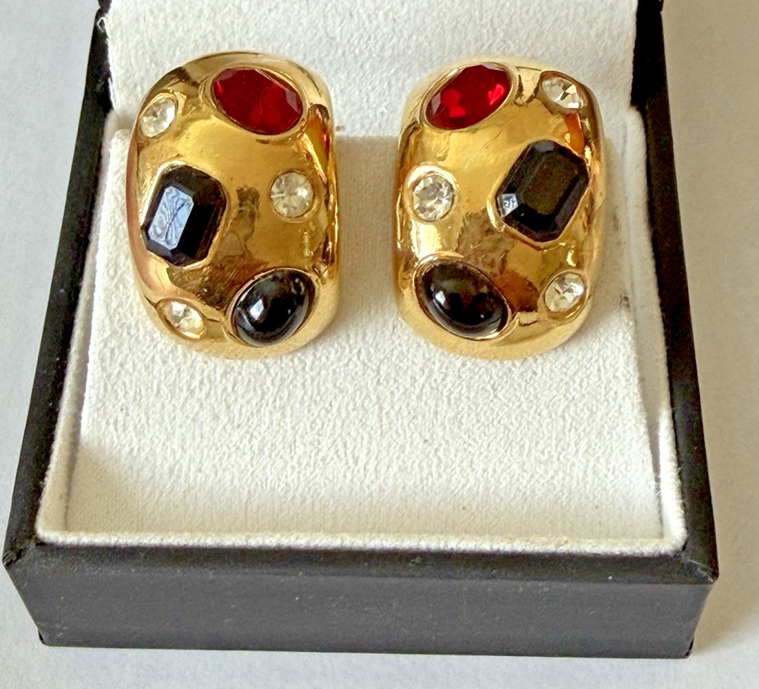 CINER VTG GRIPOIX Black Red Clear Glass Cabochon Rhinestone Hoop Clip Earrings