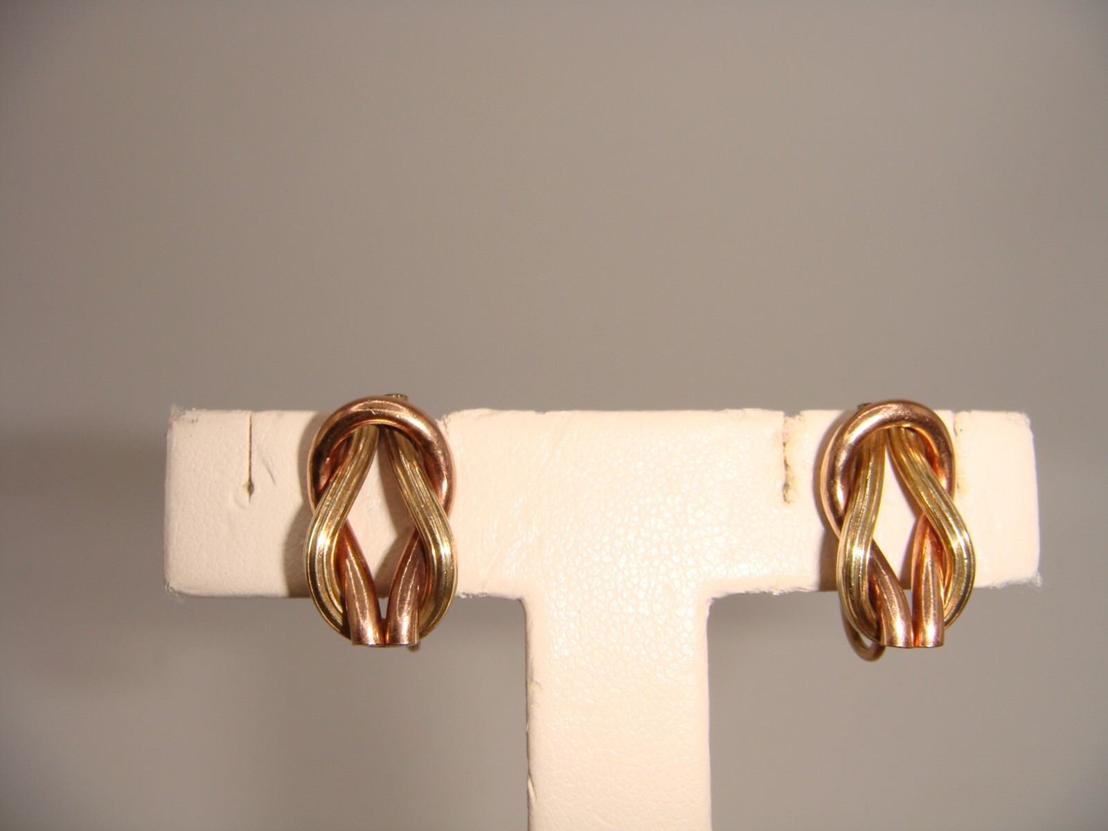 VINTAGE SIGNED CATAMORE 1/20 12K GOLD FILLED DUAL TONE KNOT SCREW BACK EARRING