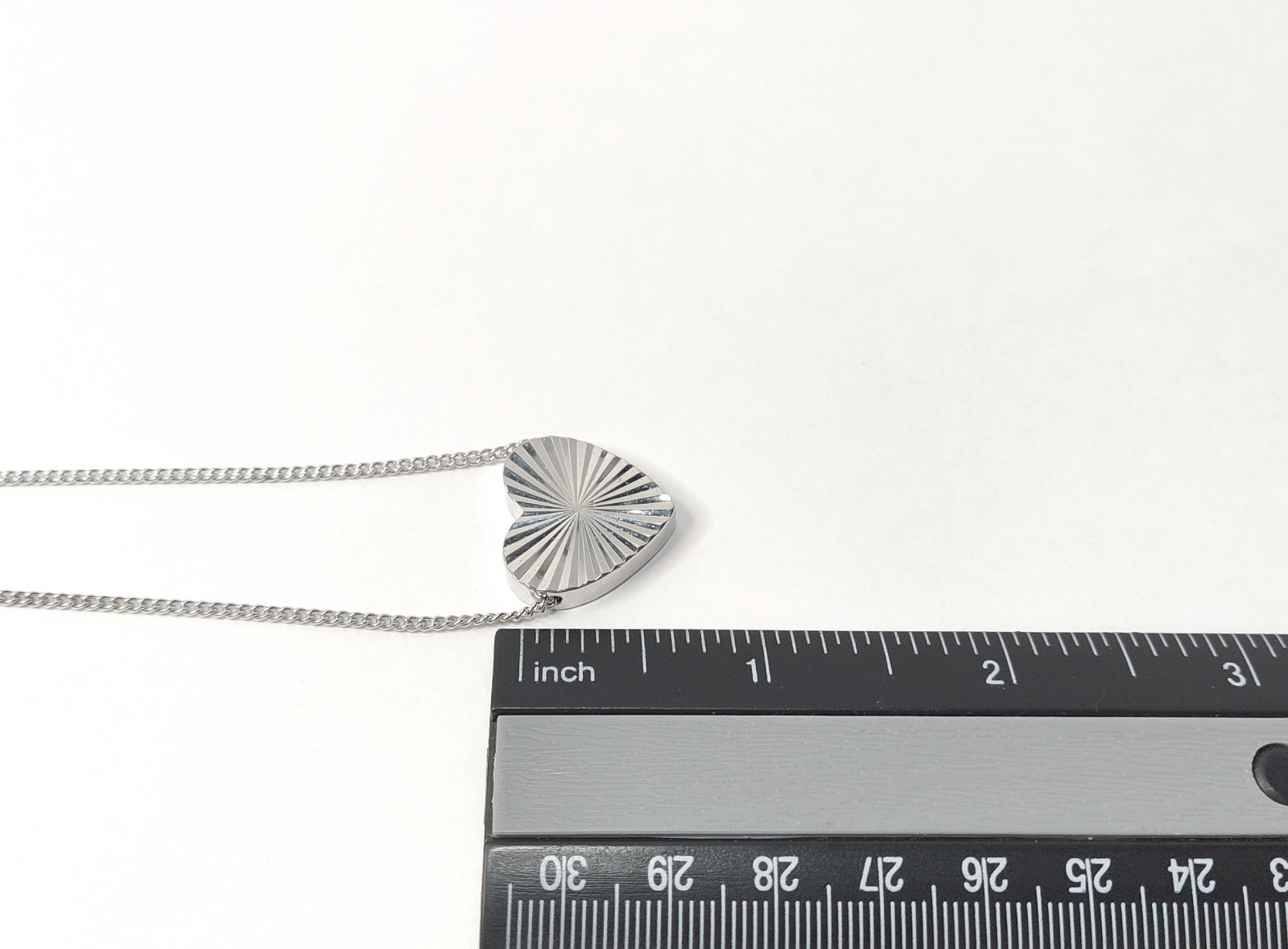RARE Vintage signed SARAH COVENTRY Diamond Cut Heart Silvertone Pendant Necklace