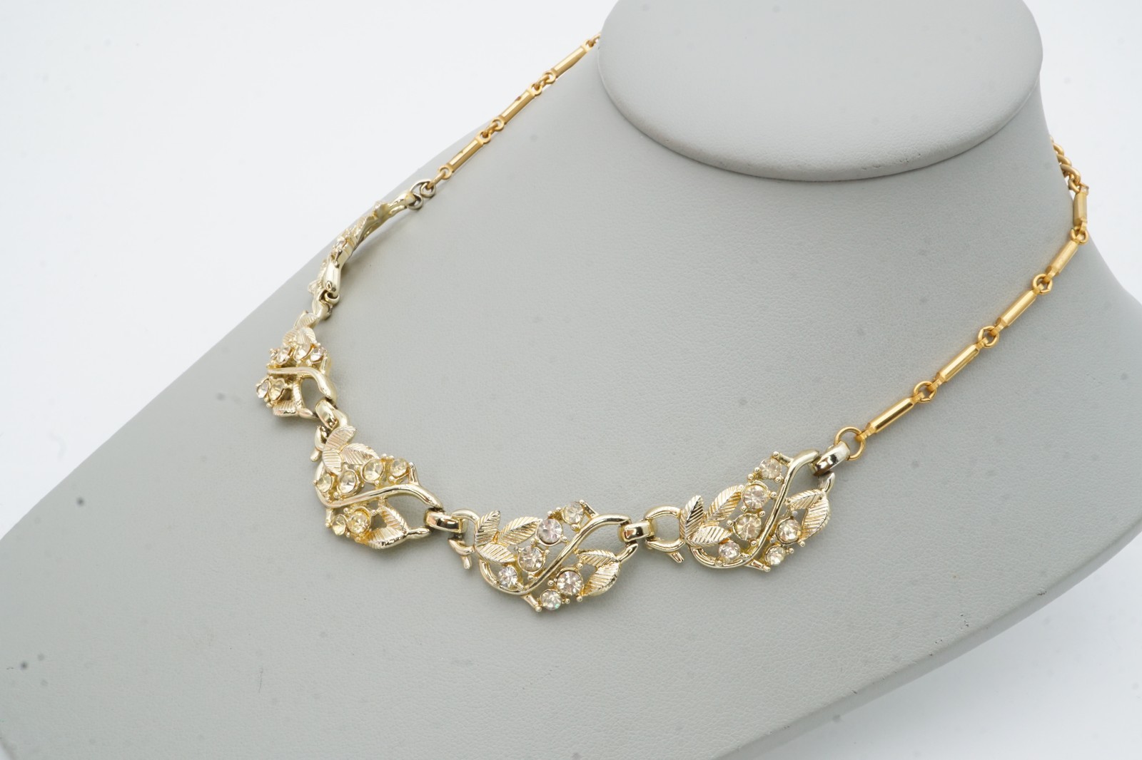 Vintage Necklace Gold Tone Rhinestone 16.5″