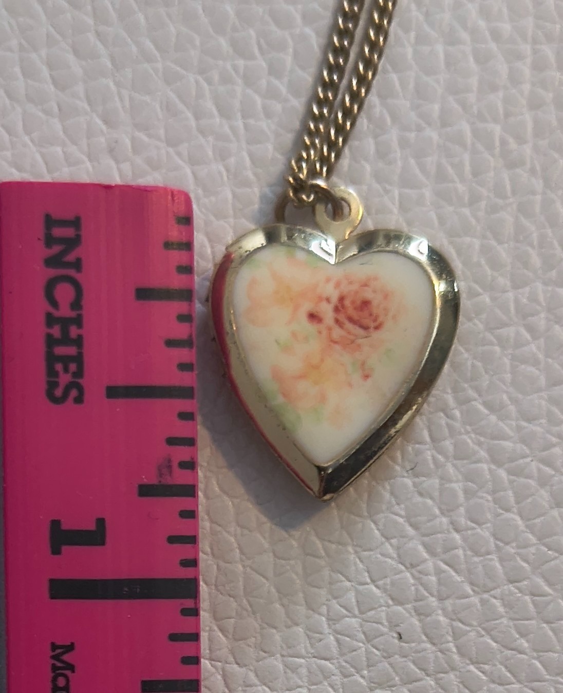 Vintage Gold Tone Photo Locket Necklace heart Pendant Floral Design