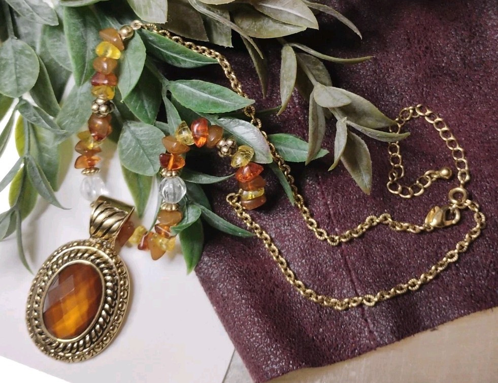 Vtg AVON Gold Plated Amber Toned Beads and Faceted Gem Pendant 16″+ Necklace!