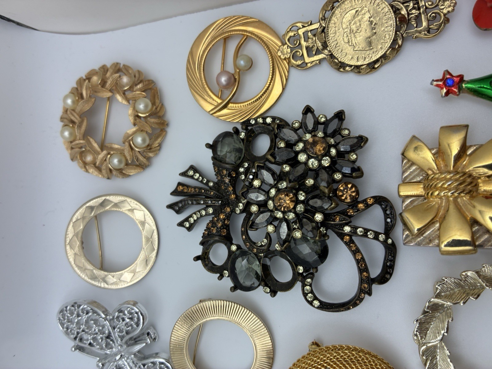41 Piece Brooch Pin Lot Vintage Gold Signed/Unsigned 2 Missing Stones – Reseller